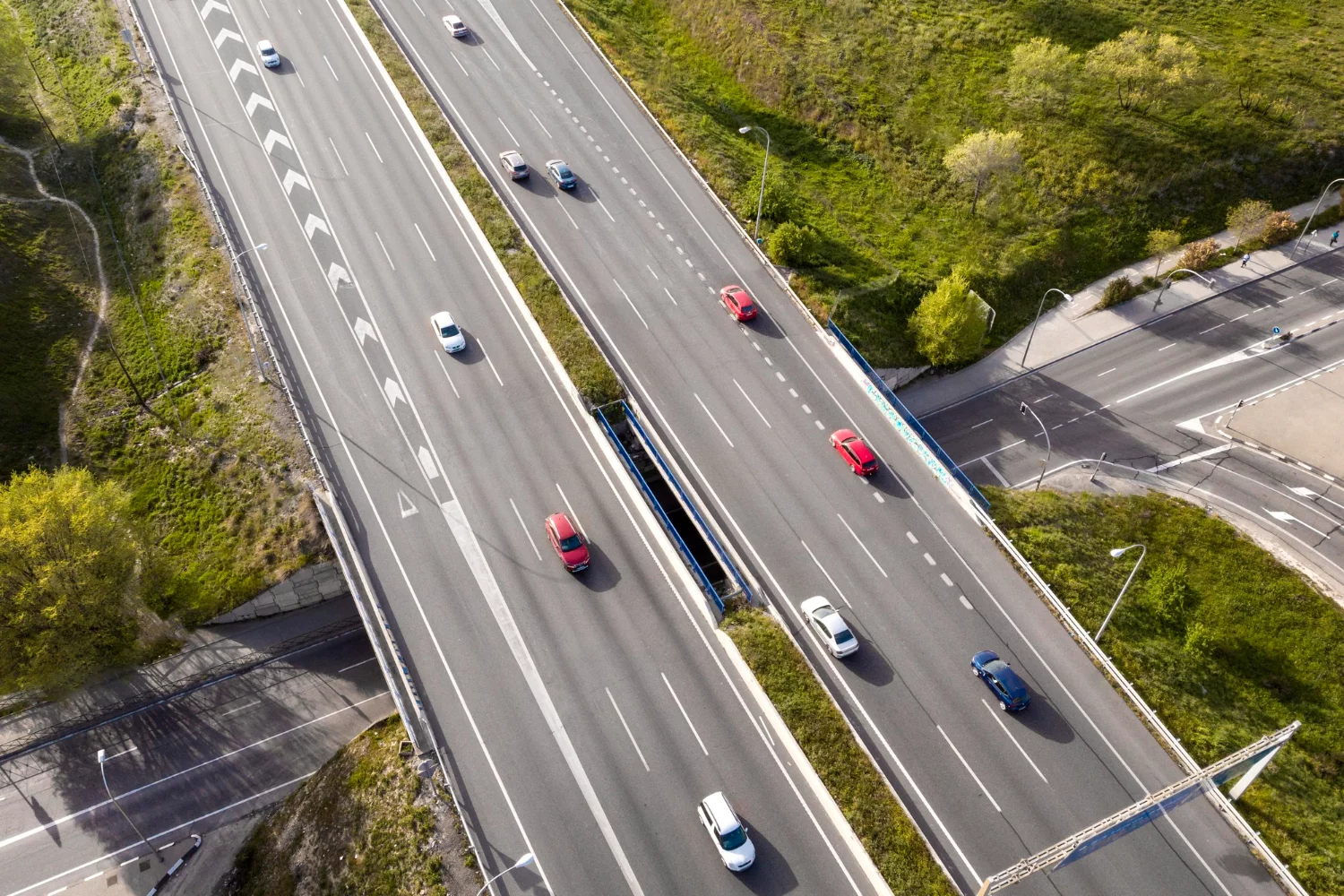Infrastructures routières et popularité des véhicules de voyage : Adaptation des routes, entretien et services disponibles sur les axes routiers