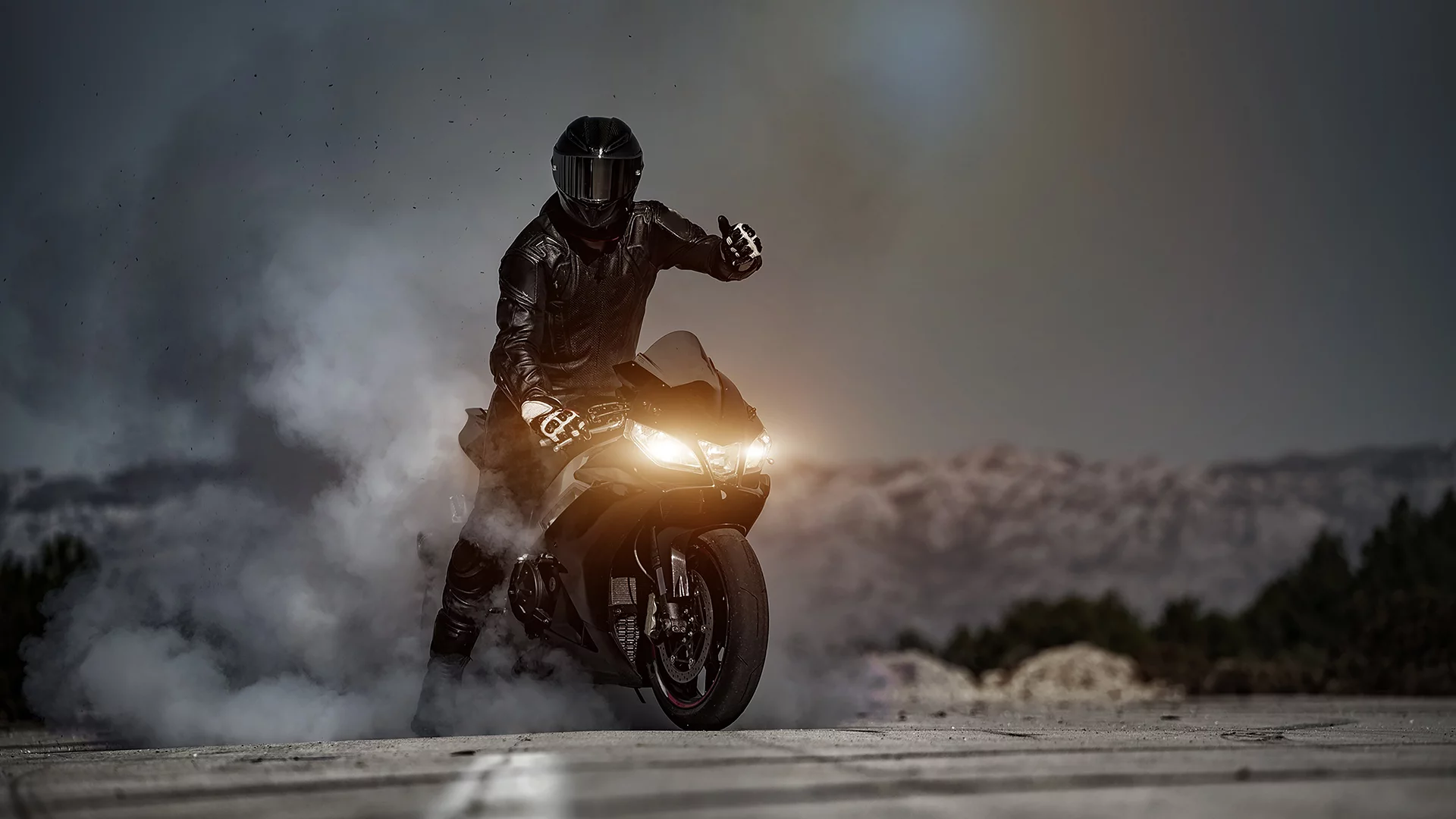 Les technologies innovantes pour des motos performantes : du moteur aux pneus, incluant la plaque d'immatriculation