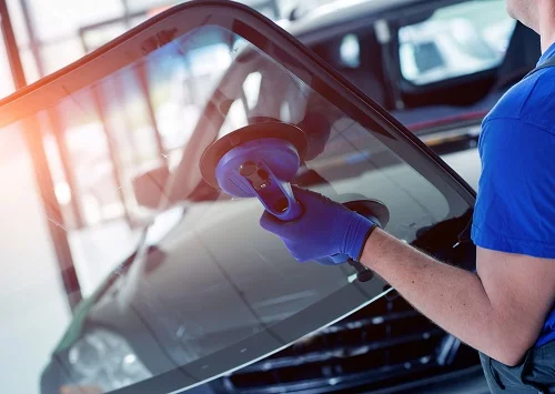 Réparation de voiture : comment s’occuper d’une vitre cassée ?