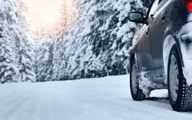 Les bons et les mauvais moyens de dégager la neige de votre voiture